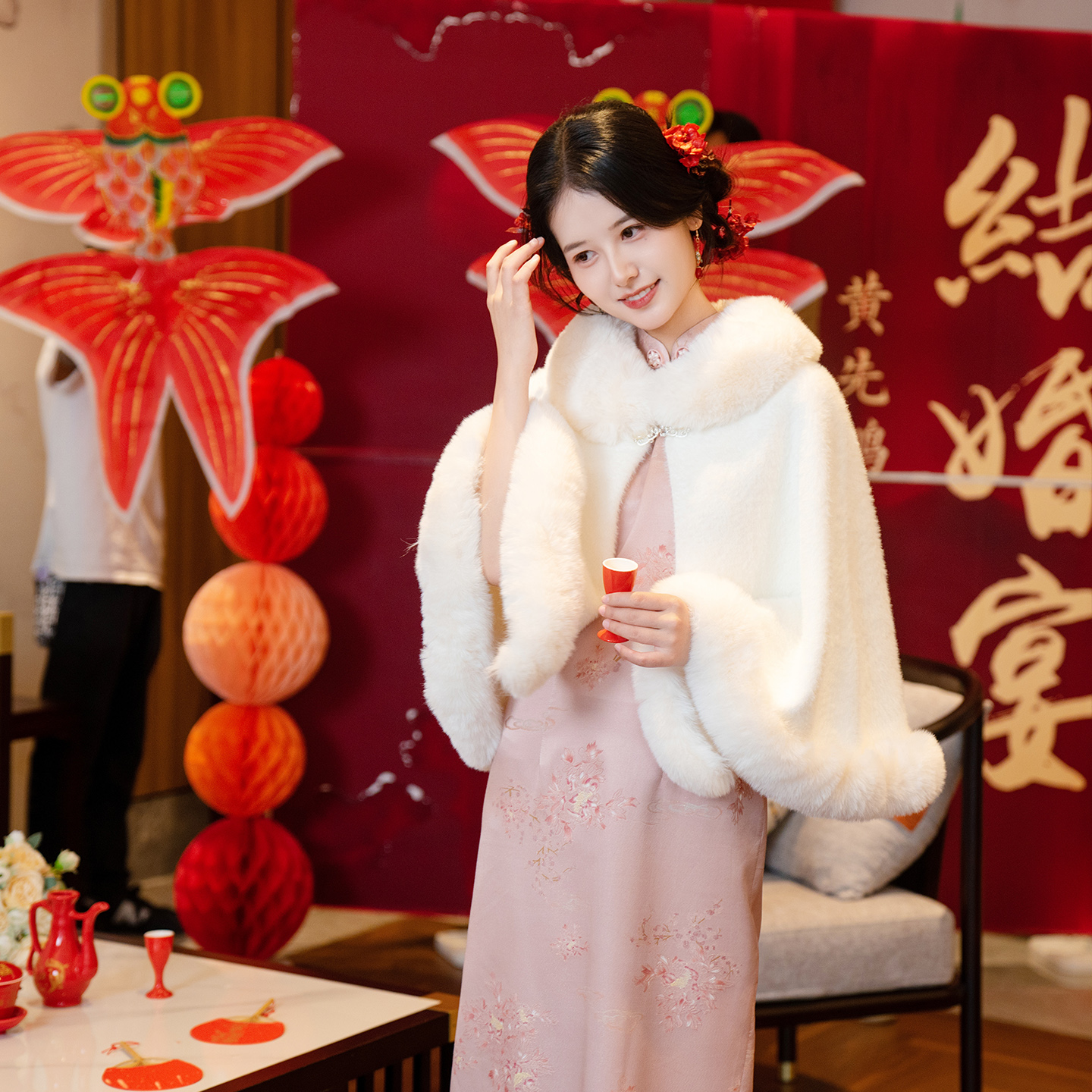 苏爱国风白色毛领披肩外套