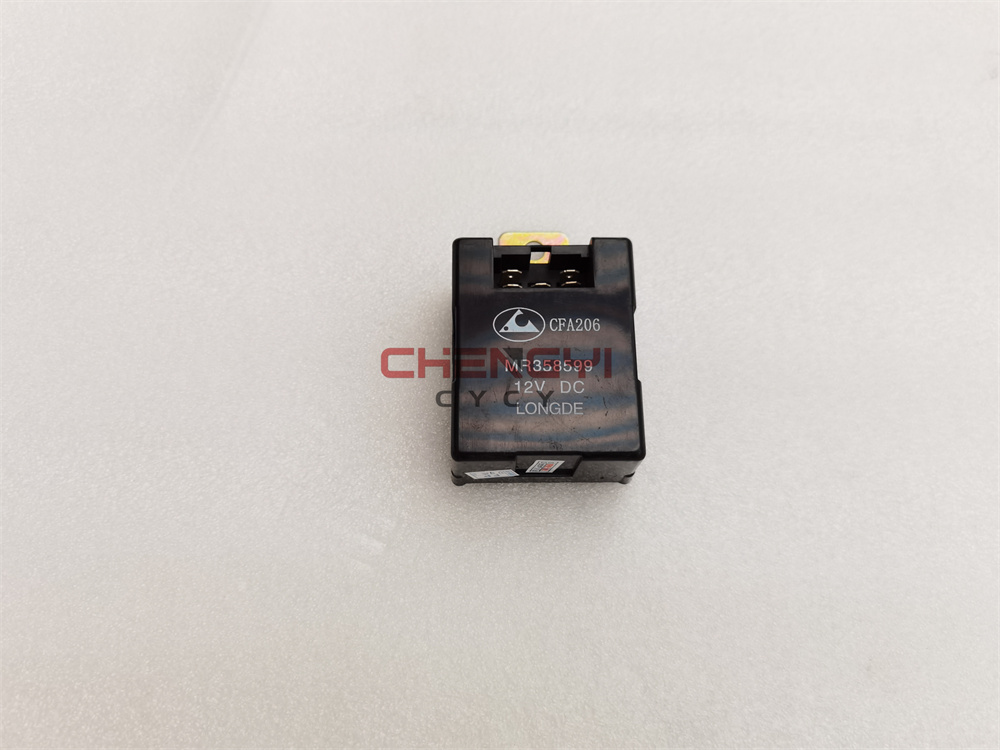 帕杰罗V31V32V33猎豹燃油继电器V33黑金刚猎豹油泵继电器控制盒