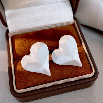 冷淡风简约爱心拉丝耳环