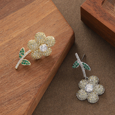 简约不对称满钻锆石花朵耳环银针
