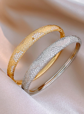 锆石几何褶皱卡扣手镯轻奢