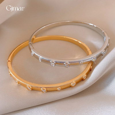 真金电镀锆石椭圆形纹路手镯