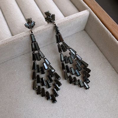 暗黑风镶钻锆石菱形耳环