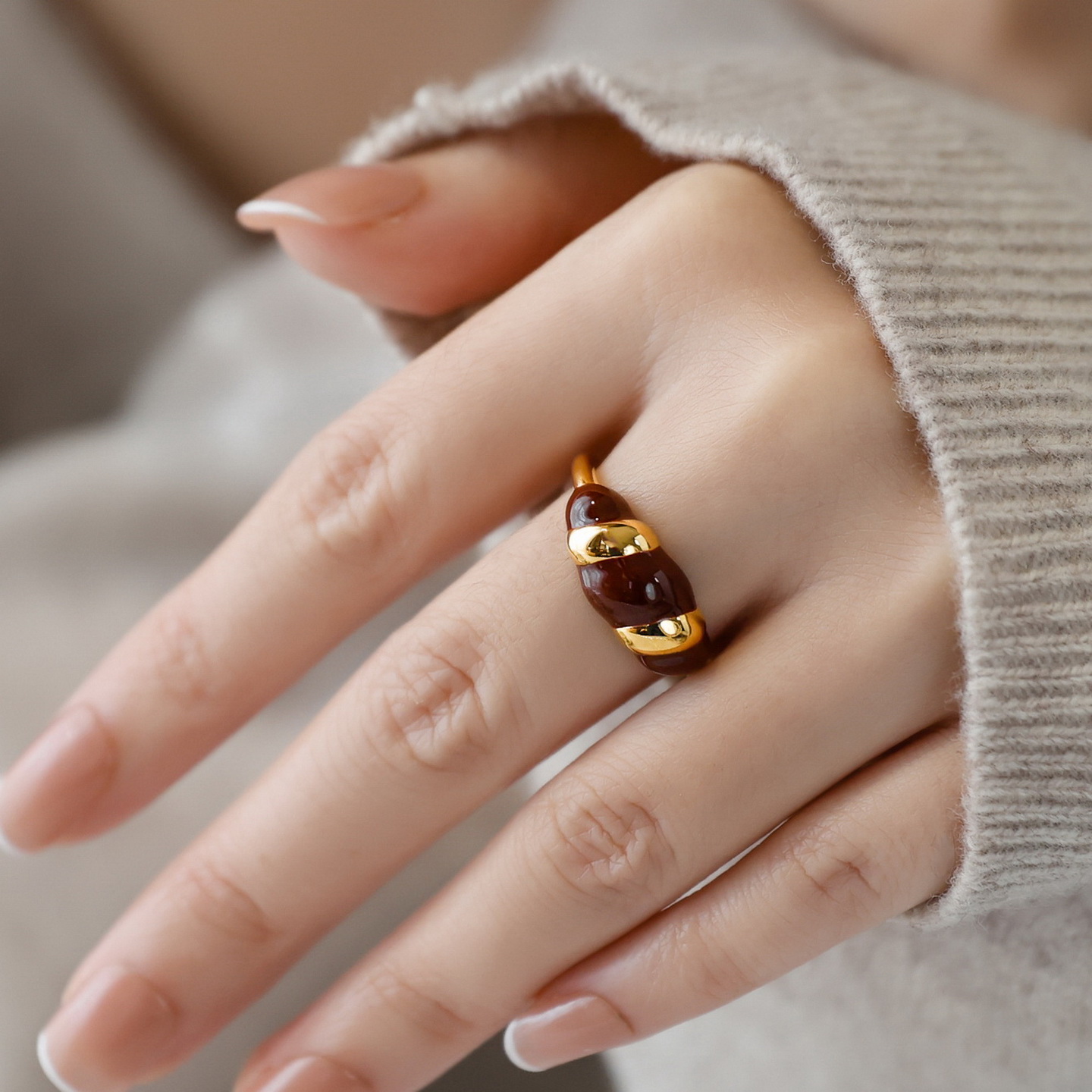 不掉色酒红牛角包小众设计感戒指