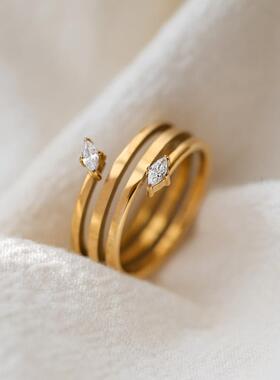 设计感金色缠绕马眼锆石戒指