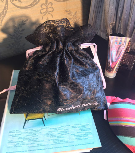 2025新款 外贸出口 黑色蕾丝抽绳高贵精致 内衣收纳袋抽绳包 - 封面