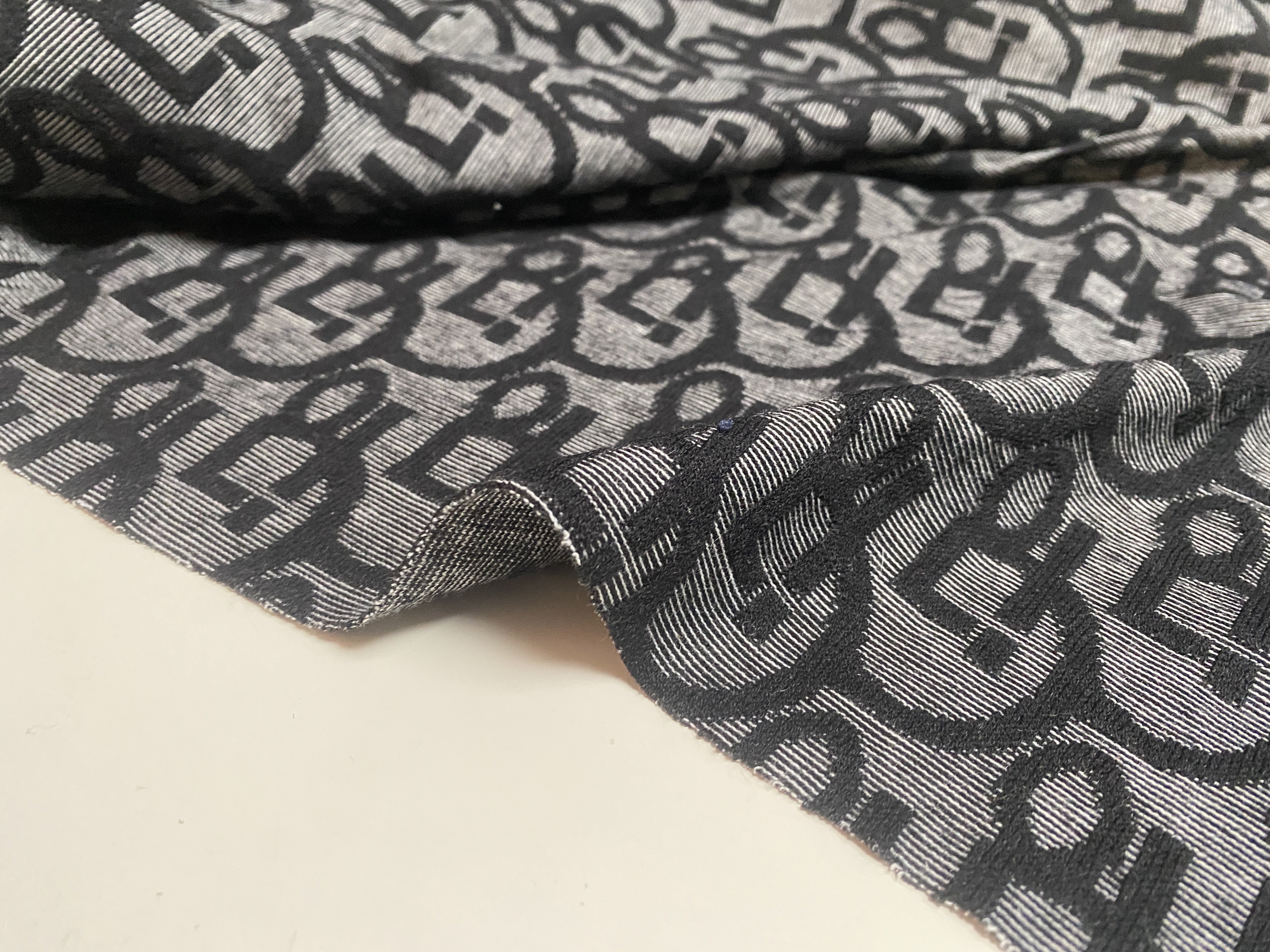 L1119 提花羊绒设计师布料2.30米乘1.45