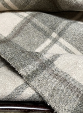 T102时尚格子羊绒面料2.8米乘1.5米