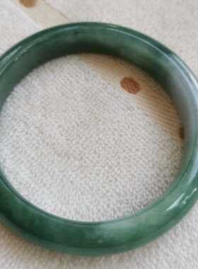A货冰冰糯糯油青翡翠手镯   圈口58.6 无纹无裂，颜色上手更漂亮