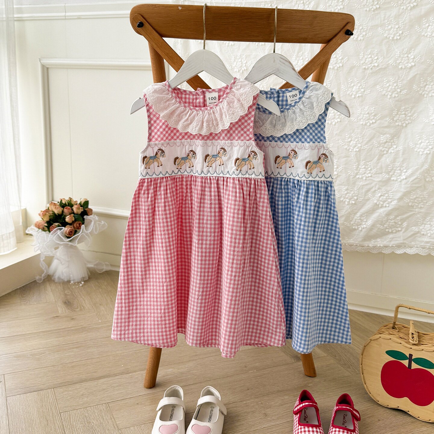 小马刺绣格子女童连衣裙2026夏款荷叶花边领无袖甜美儿童背心裙子