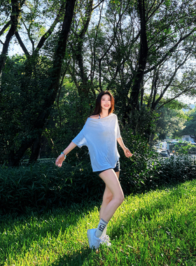 六指导 清凉一夏 休闲百搭荡领宽松t恤女薄款慵懒感罩衫蓝色上衣