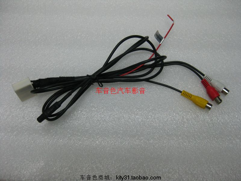 适合新款凯美瑞DVD/新RAV4/新锐志/新卡罗拉/新雷凌/新霸道/新汉兰达等原车彩屏CD机使用蓝牙电话功能！包含倒车视频控制线，凯美瑞线插还有AV视频输入和AUX接口。