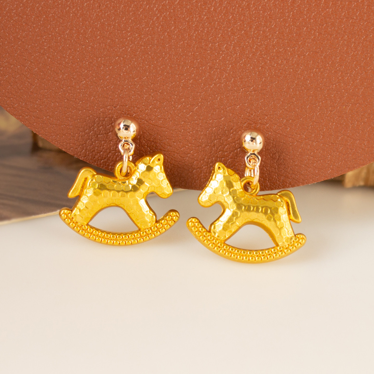 金色碎冰冰小马耳环小巧氛围感新年耳饰金属木马无耳洞蚊香盘耳夹,饰品/流行首饰/时尚饰品新,耳夹,淘宝优惠券,粉丝福利购,淘宝优惠卷