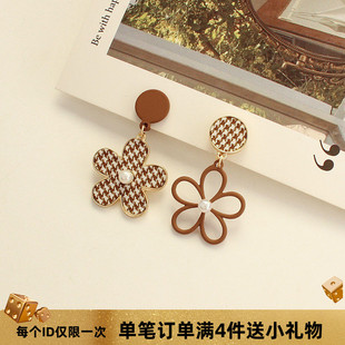 高级感咖色花朵耳环不对称千鸟格耳钉温柔杏色气质耳饰无耳洞耳夹