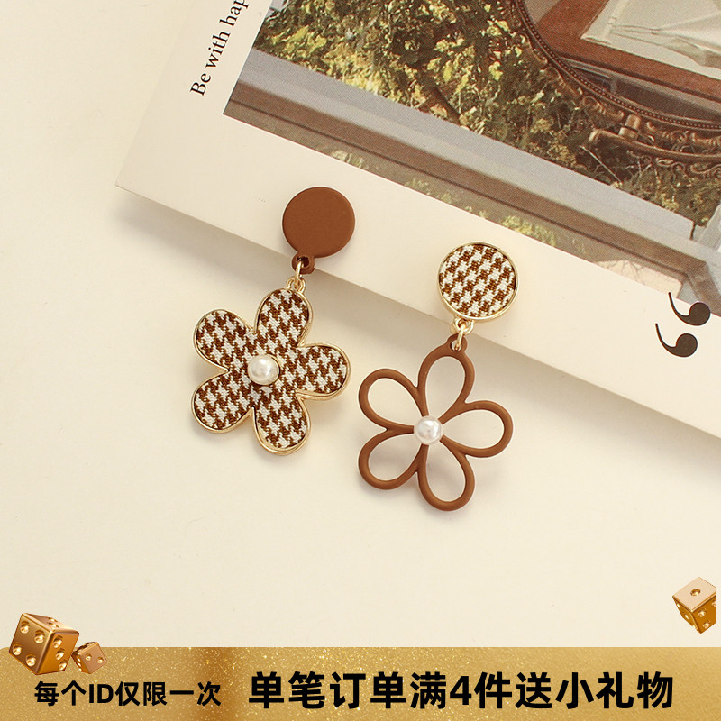 千鸟格耳钉咖啡色花朵夹耳环