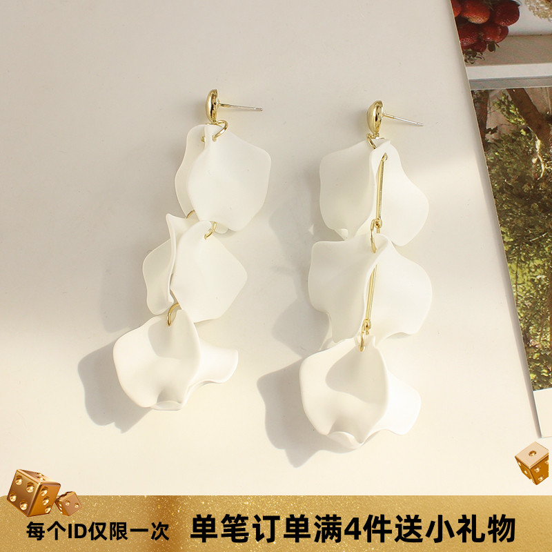 度假风蚊香盘轻奢白色花瓣耳饰