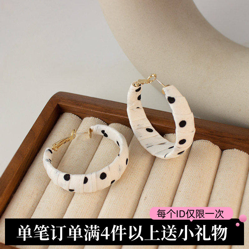 港风简约白色耳环设计感显瘦耳饰布艺波点耳圈蚊香盘耳夹无耳洞
