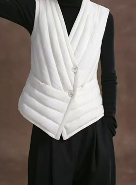 悦迷Art Nuts冬日小暖炉 3D斜条褶皱设计贴身显瘦白鹅绒马甲女