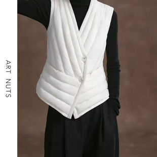 悦迷Art 3D斜条褶皱设计贴身显瘦白鹅绒马甲女 Nuts冬日小暖炉