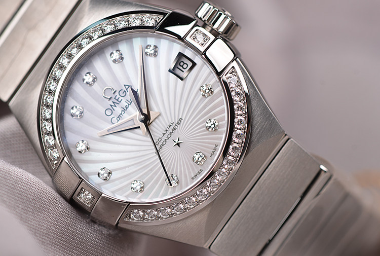 已售出【未使用品】欧米茄星座镶钻贝母面自动女表123.15.27.20.55.001