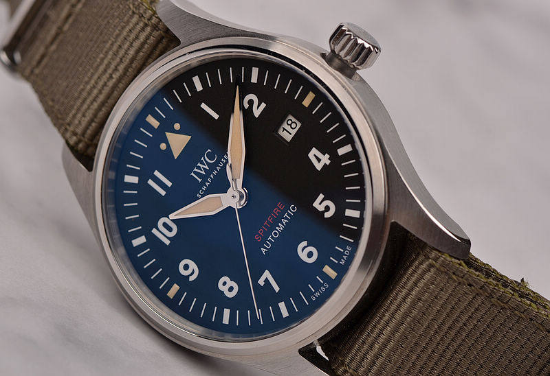 已售出【98新】万国飞行员喷火战机大三针日历自动男表IW326801盒证齐