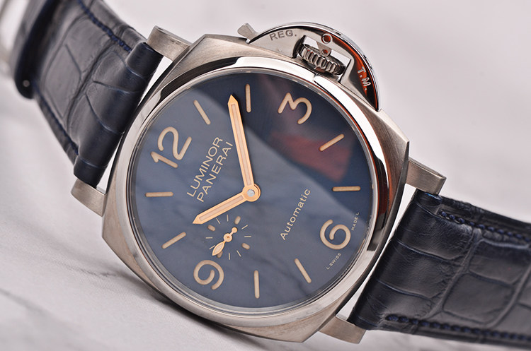 已售出【97新】沛纳海钛合金三明治蓝面小三针自动机械皮带男表PAM00729