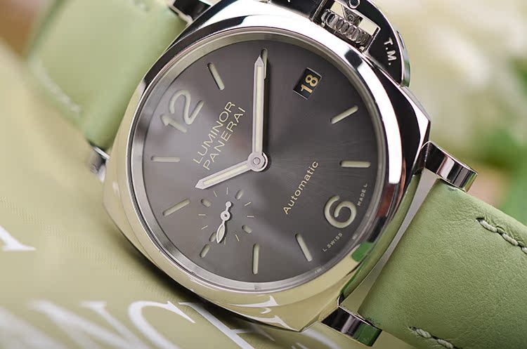 已售出【98新】沛纳海三明治灰盘小三针日历自动机械皮带腕表PAM00755