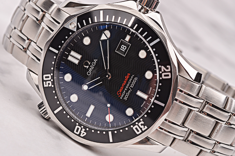 已售出【98新】欧米茄海马300米防水大三针日历男表212.30.41.61.01.001