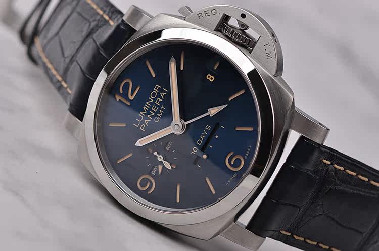 已售出【98新】沛纳海蓝面GMT昼夜及日历显示10天链自动男表pam00986