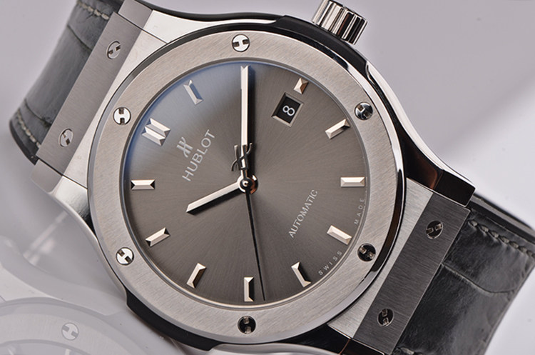 已售出【97新】宇舶经典融合钛合金灰面大三针日历男表511.NX.7071.LR