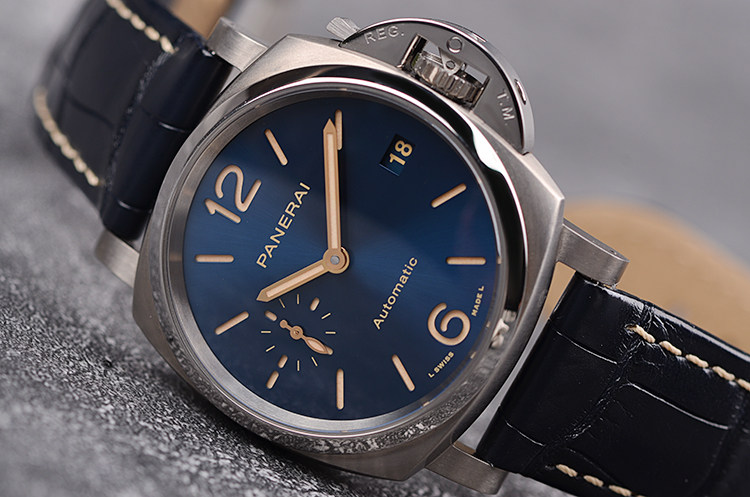 已售出【98新】沛纳海钛金属蓝面小三针日历自动皮带腕表PAM00926全套