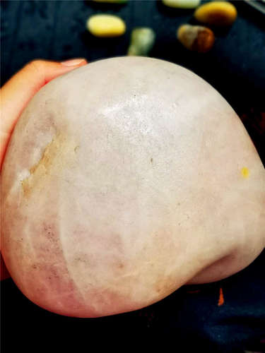 1700克新疆和田玉桃花玉原石（粉色的玉石）