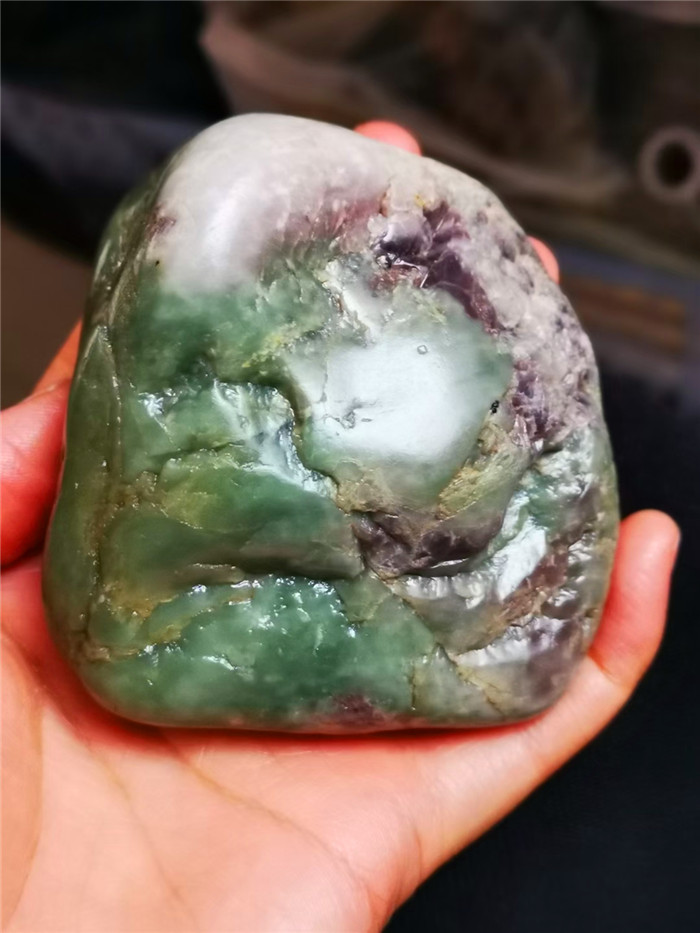 395克新疆和田玉籽料紫罗兰带翠色原石玩料