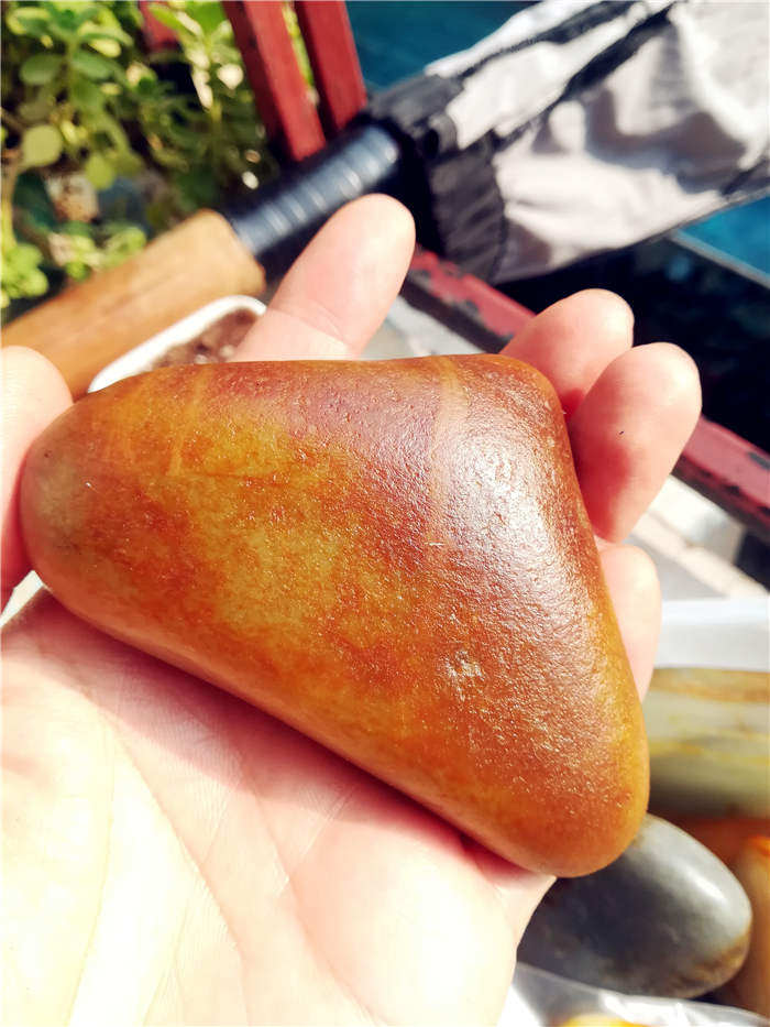 298克新疆和田玉籽料红沁皮原石玩料