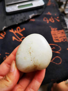 73.5克新疆和田玉籽料白玉原石玩料