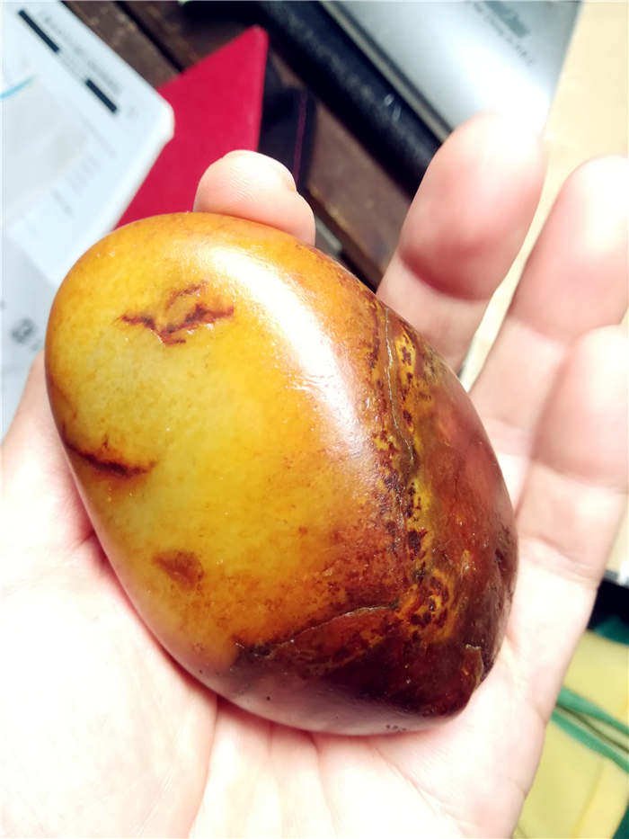 324克新疆和田玉籽料黄油皮红沁白玉种原石玩料