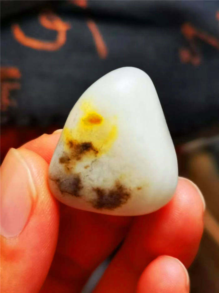 新疆和田玉籽料红黄皮白玉原石---太阳花（和田观赏玉）11.5克
