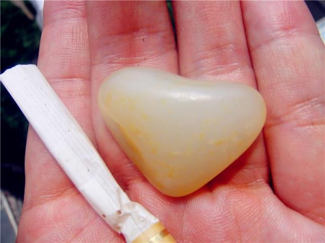 13.6克新疆和田玉籽料原石玩料(天然心型吊坠）