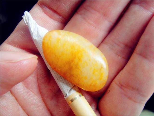 9.3克新疆和田玉籽料黄皮原石玩料（天然的吊坠）