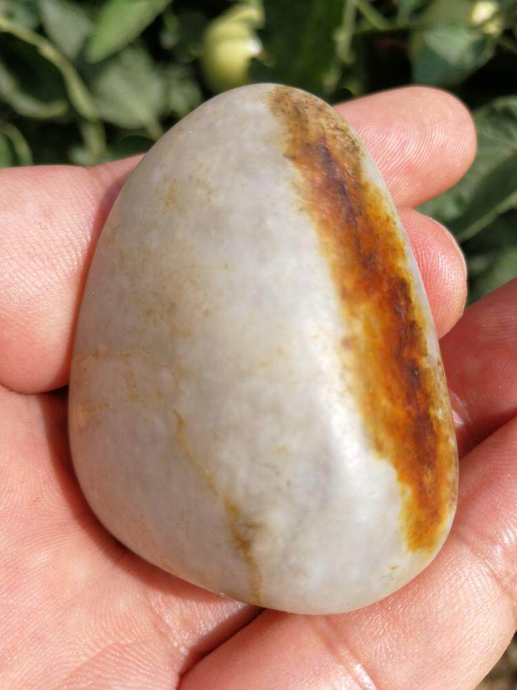 61克新疆和田玉籽料红皮白皮料原石玩料