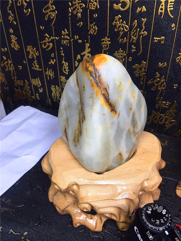 900新疆和田玉籽料白花皮原石玩料摆件--寿桃（配有底座）