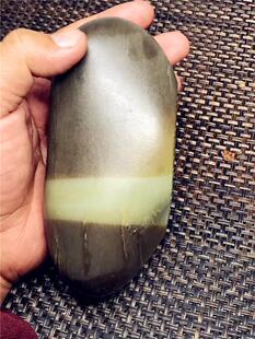 已开窗 900克新疆和田玉籽料糖皮青白玉特色原石玩料 一线天