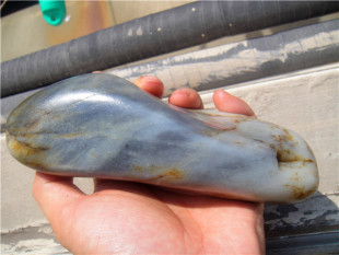 形状好 900克新疆和田玉籽料青花原石玩料 肉质细腻