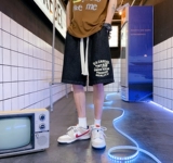 黑色