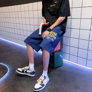 DN3908浴室景牛仔短裤男宽松休闲韩版日系港风潮牌工装短裤男,深蓝色牛仔裙搭配什么上衣显白图片