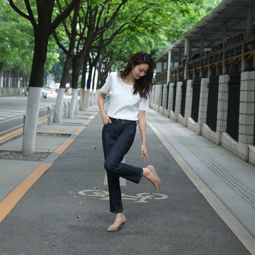 白色牛仔裤直筒显瘦浅蓝色长裤