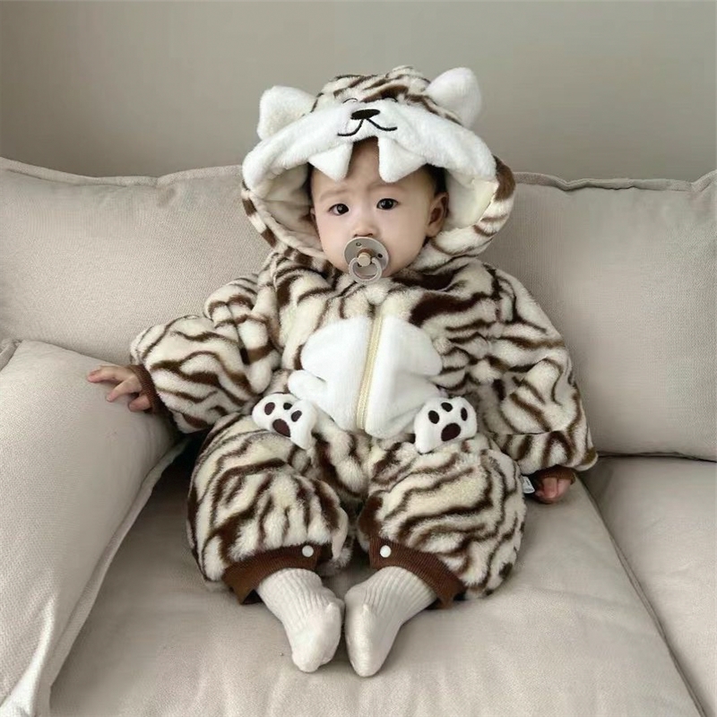 新生婴儿连体衣服秋冬季加厚男女宝宝虎纹卡通爬爬服外出抱衣冬潮