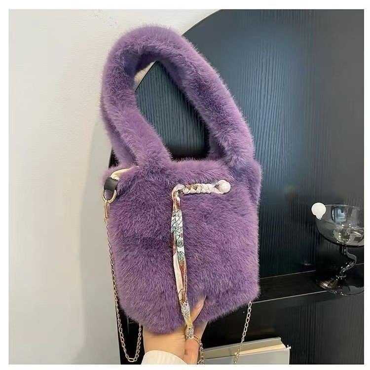 冬款毛绒绒包包女士2026新款新中式国风外出小拎包链条斜挎水桶包