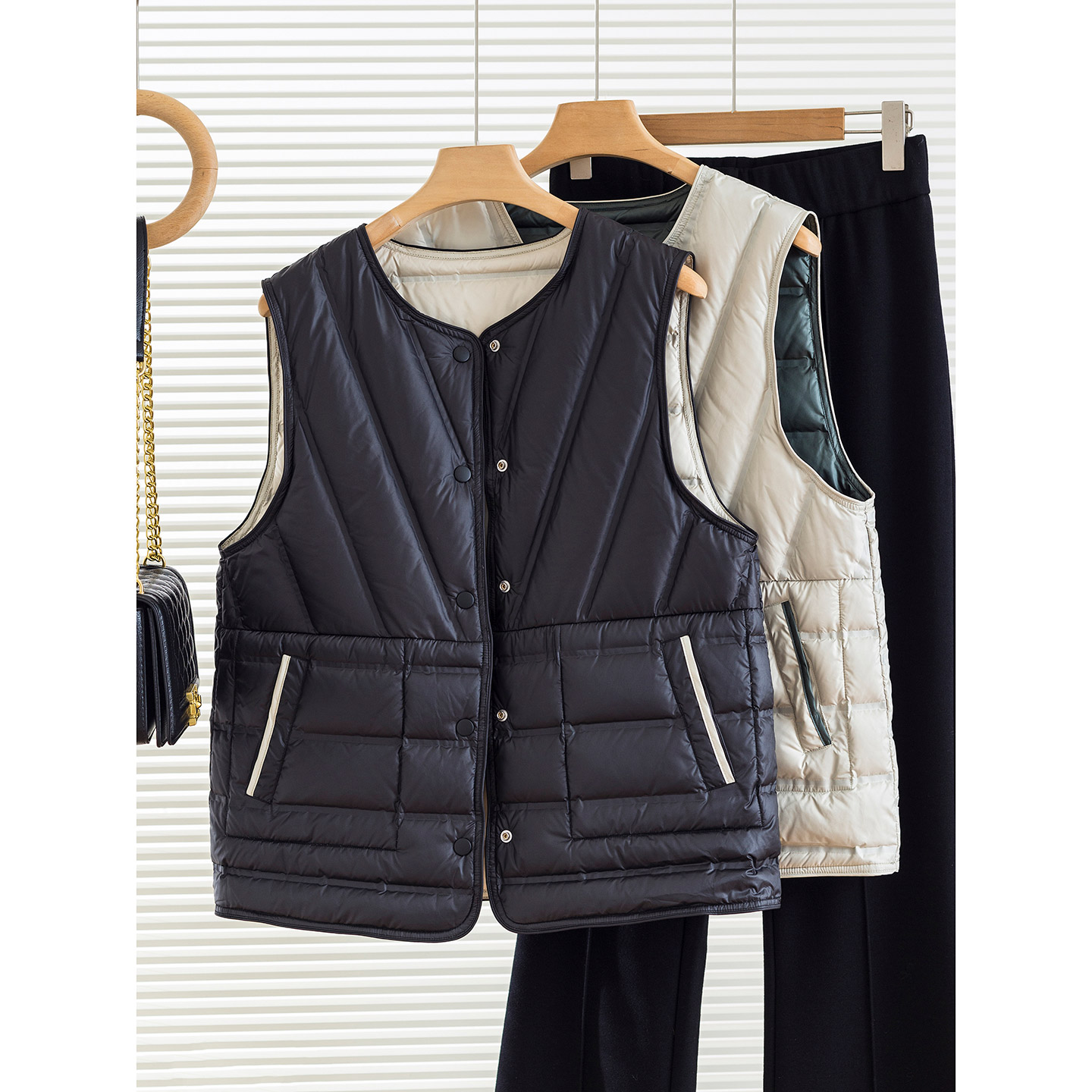 冬季新款轻暖型羽绒马甲双面穿压胶工艺防寒保暖外穿无袖羽绒服女