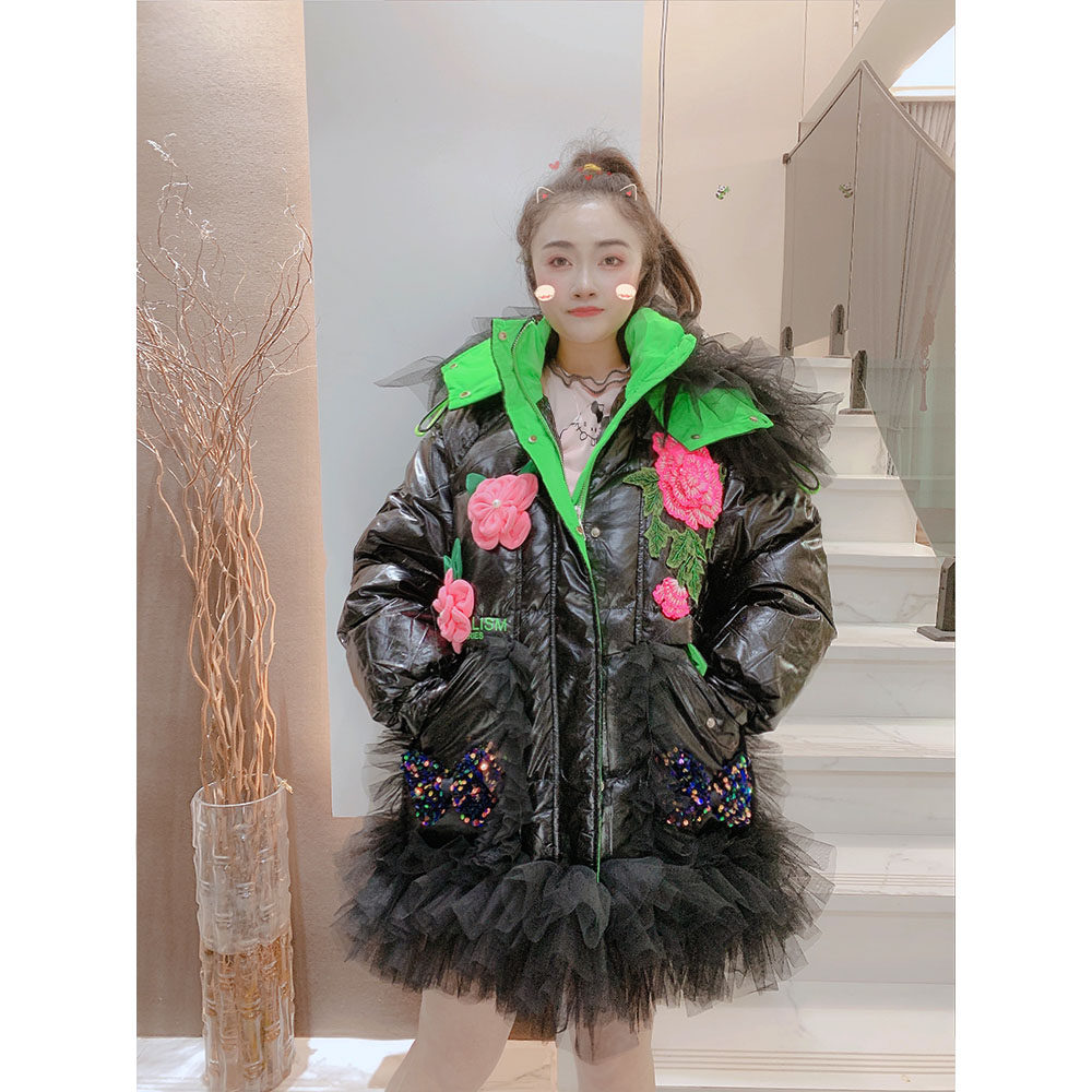 重工镶钻立体花朵加厚保暖羽绒服